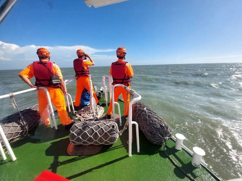 林姓釣客13日被海浪捲走,布袋海巡隊35噸艇搜救。(海巡署提供) 林姓釣客13日被海浪捲走,布袋海巡隊35噸艇搜救。(海巡署提供)
