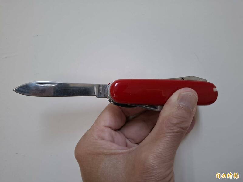 張男缺錢吸毒持瑞士刀搶劫超商得手1萬元，重判7年半徒刑。示意照，非本案兇器。（記者李立法攝）