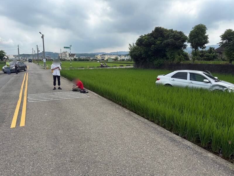 男子农田重划区超车，结果撞到前车还「犁田」。（民众提供）