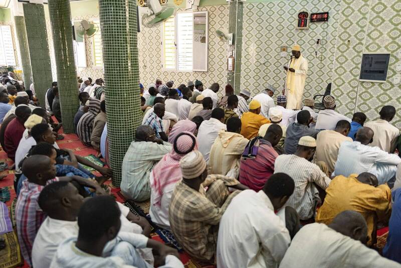 塞内加尔首都达卡的伊玛目戴安,在「丈夫学校」教导男性如何协助女性,并注重女性生殖健康。(美联社) 塞内加尔首都达卡的伊玛目戴安,在「丈夫学校」教导男性如何协助女性,并注重女性生殖健康。(美联社)