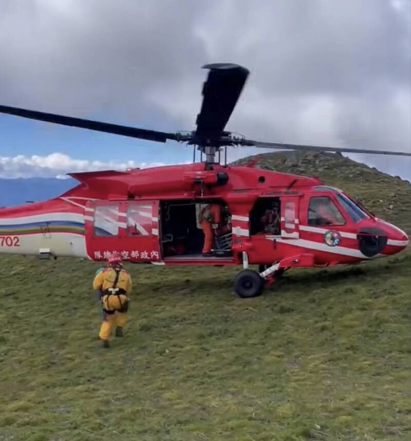 直升機搭救南三段2長者山友和8歲男童。(消防署特種搜救隊提供) 直升機搭救南三段2長者山友和8歲男童。(消防署特種搜救隊提供)