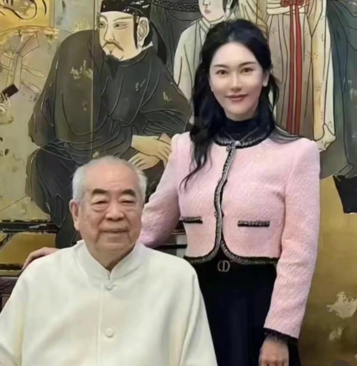 中国87岁书画大师范曾传出被嫩妻徐萌搬空20亿人民币收藏，目前传出徐萌是先和范曾继子成为砲友，再透过继子介绍接近范曾。（图撷自微博）