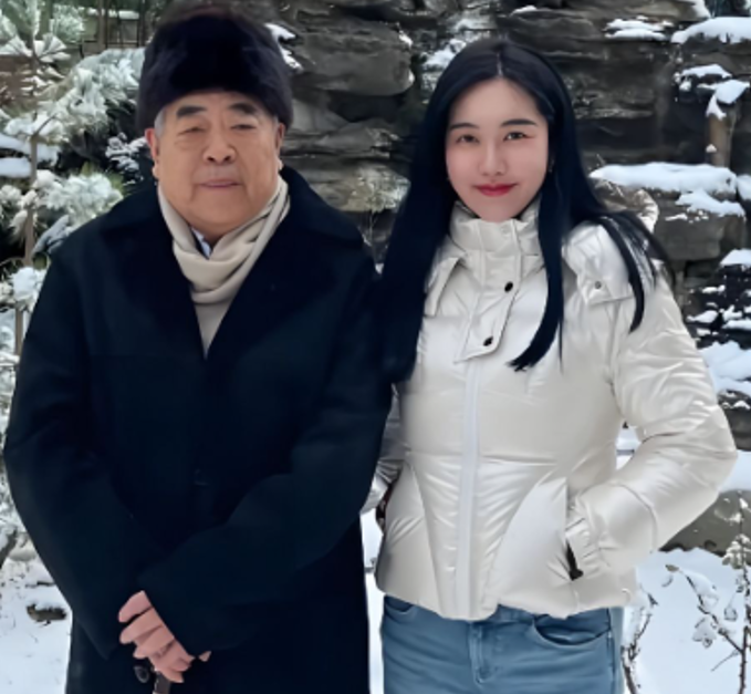 中国87岁知名国画、书法大师范曾,传出被37岁嫩妻徐萌搬空20亿人民币的字画、古董,范曾女儿范晓蕙已证实此事。(图撷自微博) 中国87岁知名国画、书法大师范曾,传出被37岁嫩妻徐萌搬空20亿人民币的字画、古董,范曾女儿范晓蕙已证实此事。(图撷自微博)