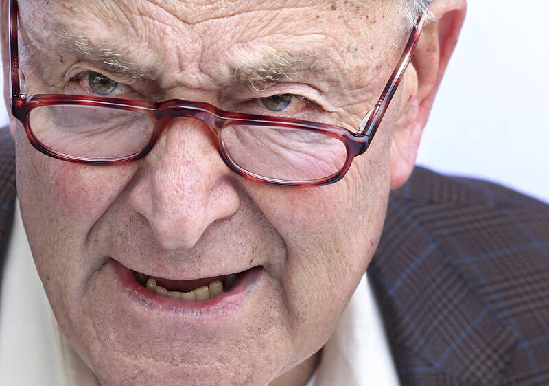 舒默对「双普会」嗤之以鼻，认为川普未能促成俄国停火，反而又一次出卖乌克兰。（美联社）