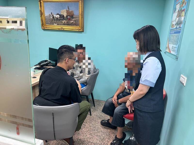 陈男在父亲陪同下到银行准备提款，幸行员与警方及时出手阻诈。（警方提供）