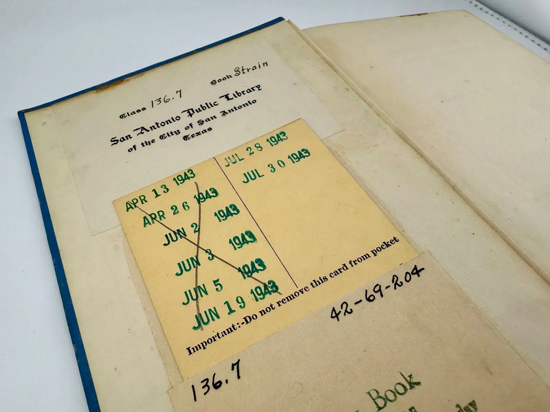 这本逾期近82年的书籍,内页的借阅卡上清晰地留下了1943年的日期戳印。(图撷取自San Antonio Public Library) 这本逾期近82年的书籍,内页的借阅卡上清晰地留下了1943年的日期戳印。(图撷取自San Antonio Public Library)