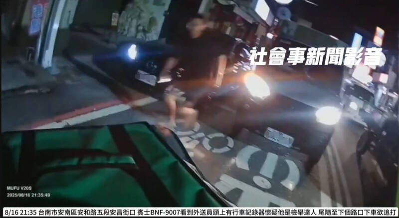 網友在社會事新聞影音社群po文指，一名賓士車男駕駛懷疑騎機車的外送員是檢舉達人，下車企圖追逐外送員。（取自社會事新聞影音）