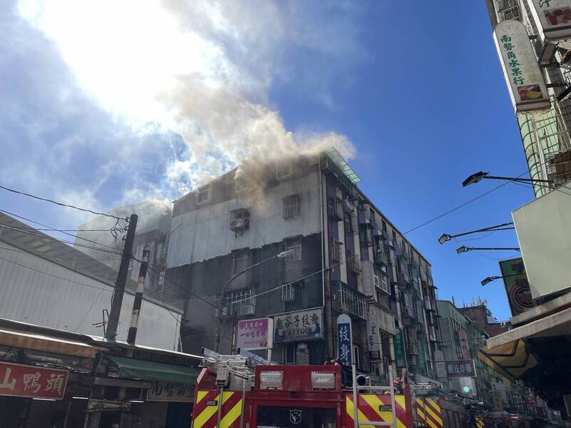 新北中和一间公寓顶楼窜出浓烟,疑因女屋主煮食不慎导致油锅起火,造成双手灼伤。(记者陆运锋翻摄) 新北中和一间公寓顶楼窜出浓烟,疑因女屋主煮食不慎导致油锅起火,造成双手灼伤。(记者陆运锋翻摄)