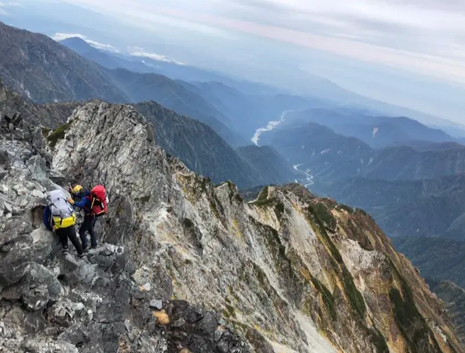 日本飞驒山脉接连传出2起山难，造成2名登山客丧命。图为剑岳登山情况。（图撷自THE JAPAN ALPS网站）