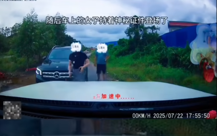 中國廣西賓士侯姓女駕駛拿出公務證件，逼迫對向車輛讓路，引發軒然大波。（圖擷取自微博）
