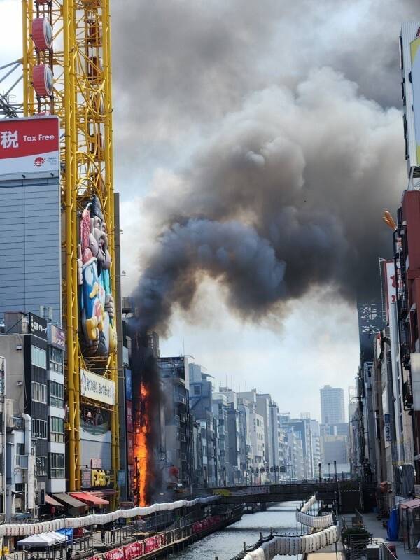 大阪道頓堀運河旁的一棟建築物失火,冒出陣陣濃煙。(圖擷取自社群媒體「X」) 大阪道頓堀運河旁的一棟建築物失火,冒出陣陣濃煙。(圖擷取自社群媒體「X」)