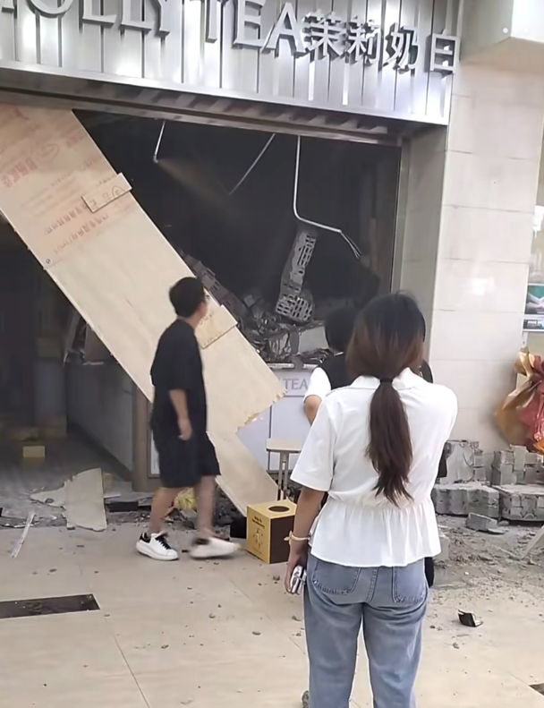 中國手搖飲品牌茉莉奶白，在上海商場的門市於開業當日發生天花板掉落事件，導致17歲店員慘死。（圖擷自微博）
