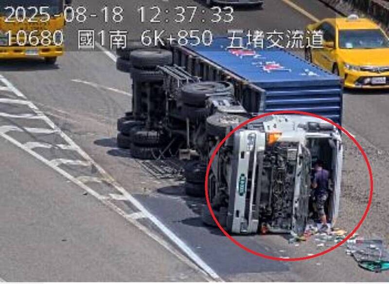 司機踹破擋風玻璃自行脫困。（翻攝自高公局網站）