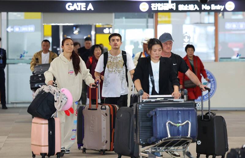 南韩庆尚南道将为免签入境的中国旅游团提供住宿补助，引发民众抗议。图为赴韩中客。（欧新社）