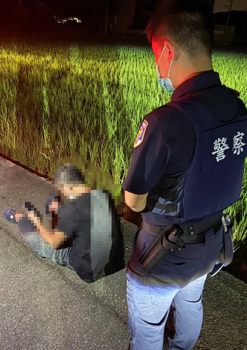 黄男倒在田边,幸热心民众发现报警。(民众提供) 黄男倒在田边,幸热心民众发现报警。(民众提供)