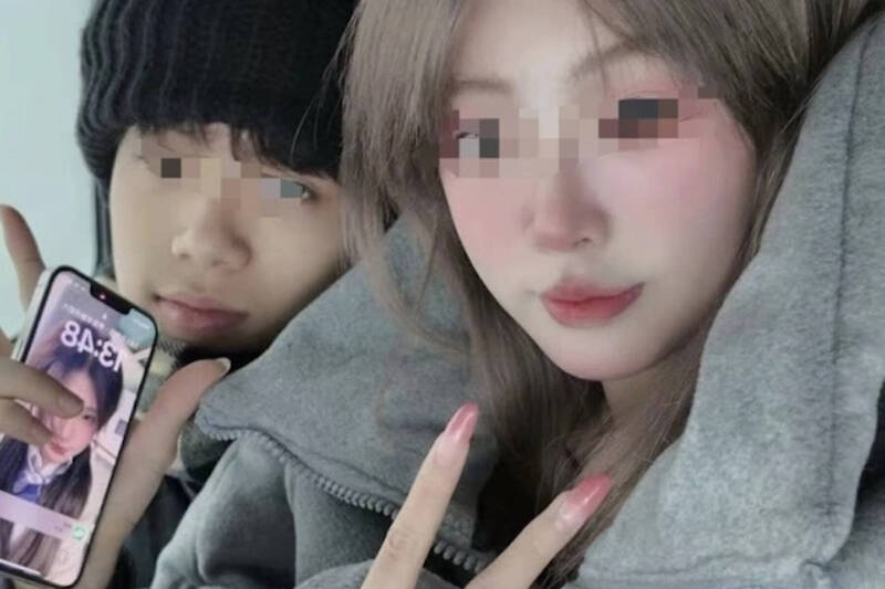 中国广东19岁黄姓男子(左)被17岁周姓女友(右)以10万人民币卖到缅甸诈骗园区当猪仔。(撷取自微博) 中国广东19岁黄姓男子(左)被17岁周姓女友(右)以10万人民币卖到缅甸诈骗园区当猪仔。(撷取自微博)