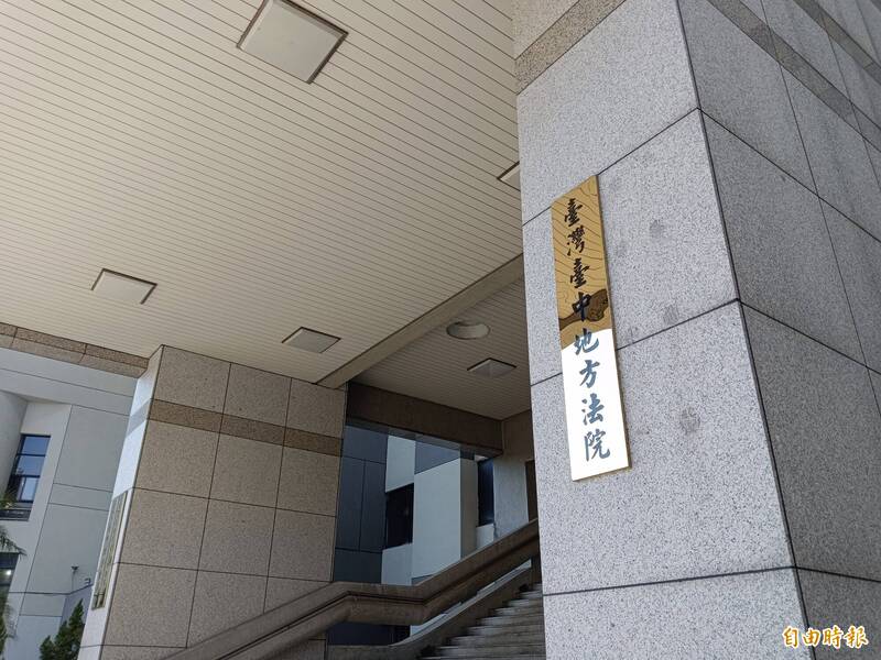 台中南屯區春安里長閻新懃貪污案今天一審宣判,閻女獲判緩刑4年,江姓女廠商則判緩刑2年。(記者陳建志攝) 台中南屯區春安里長閻新懃貪污案今天一審宣判,閻女獲判緩刑4年,江姓女廠商則判緩刑2年。(記者陳建志攝)