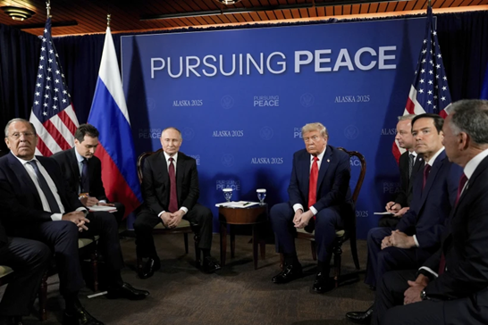 美國總統川普（右四）15日與俄羅斯總統普廷（左三）於阿拉斯加舉行峰會。（美聯社）