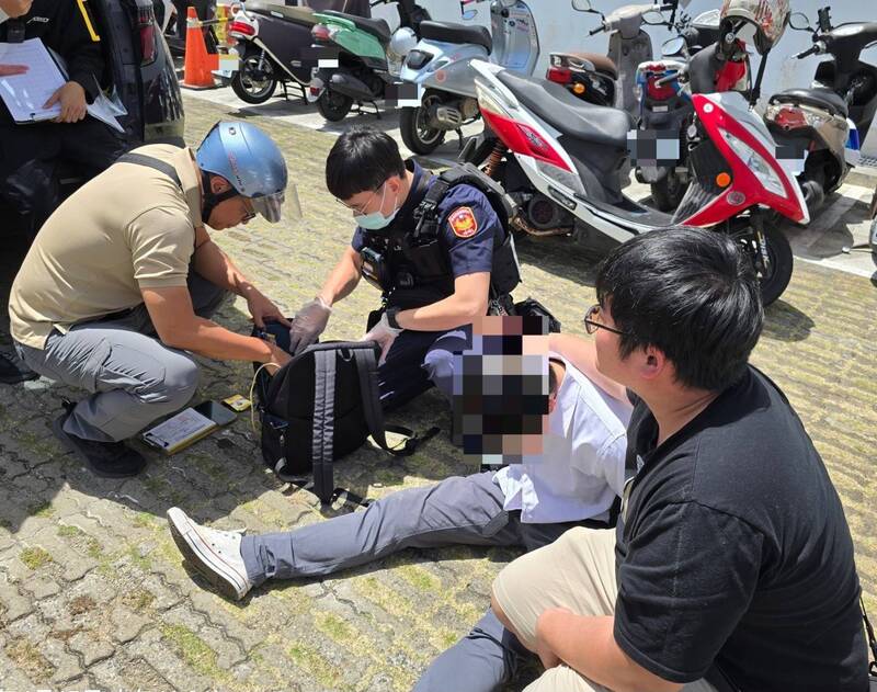 台南警方抓詐騙車手情形。（資料照，民眾提供）