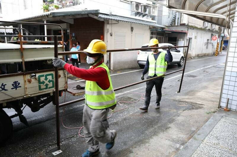 花蓮吉安鄉福興一街6戶民宅前畸零地遭新地主以鐵架擋住,鄉公所接獲陳情,依法拆除鐵架等障礙物,開罰黃姓地主共36萬元。(吉安鄉公所提供) 花蓮吉安鄉福興一街6戶民宅前畸零地遭新地主以鐵架擋住,鄉公所接獲陳情,依法拆除鐵架等障礙物,開罰黃姓地主共36萬元。(吉安鄉公所提供)
