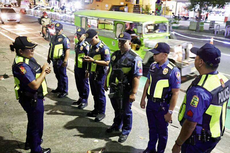 2名日籍男性在菲律賓馬尼拉熱鬧街區剛下計程車，就被歹徒開槍射殺喪命。菲律賓警察示意圖。（歐新社）