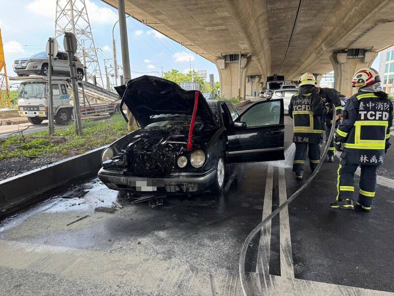 宾士车不明原因起火,消防人员获报到场扑灭火势。(民众提供) 宾士车不明原因起火,消防人员获报到场扑灭火势。(民众提供)
