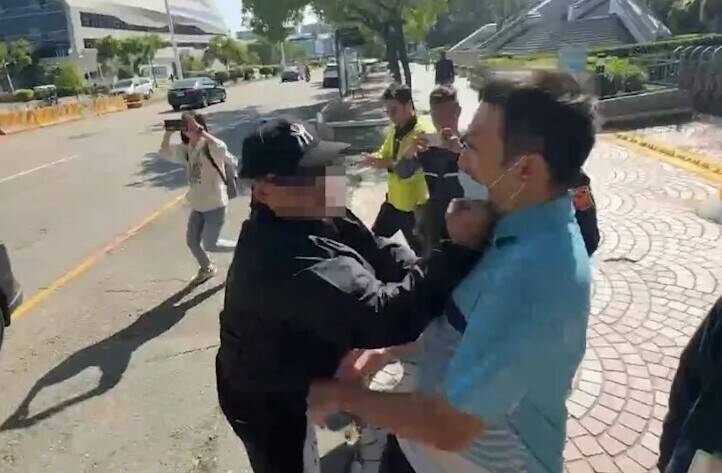 夏朝源走出法院，被郑男挥拳击中下巴。（记者张瑞桢翻摄）