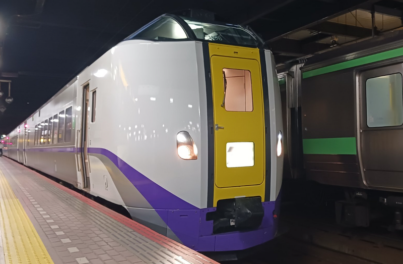 日本北海道列車撞死1頭熊，導致後續4輛列車受到延誤。圖為十勝號7號列車。（圖擷自@PICARIN3739「X」帳號）