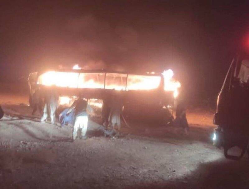 满载阿富汗难民的巴士与油罐车相撞，造成包含17名儿童在内71死的严重伤亡。（图撷自X）