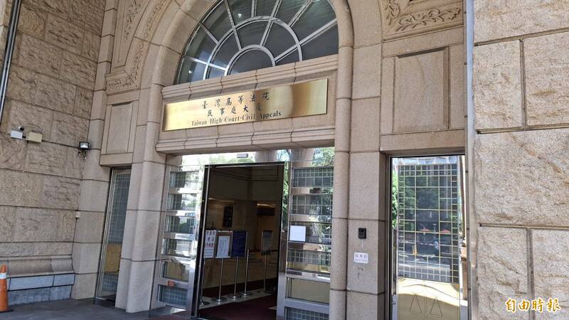 鄭姓前柔道國手騎乘機車行經新北市一處橋下涵洞，因該路段累積很多淤泥導致摔車，又遭一部自小客車輾壓致胸椎、肋骨等多處骨折而失能，他訴請國賠但一審敗訴，高等法院改判新北市府應國賠162萬多元。（記者楊國文攝）