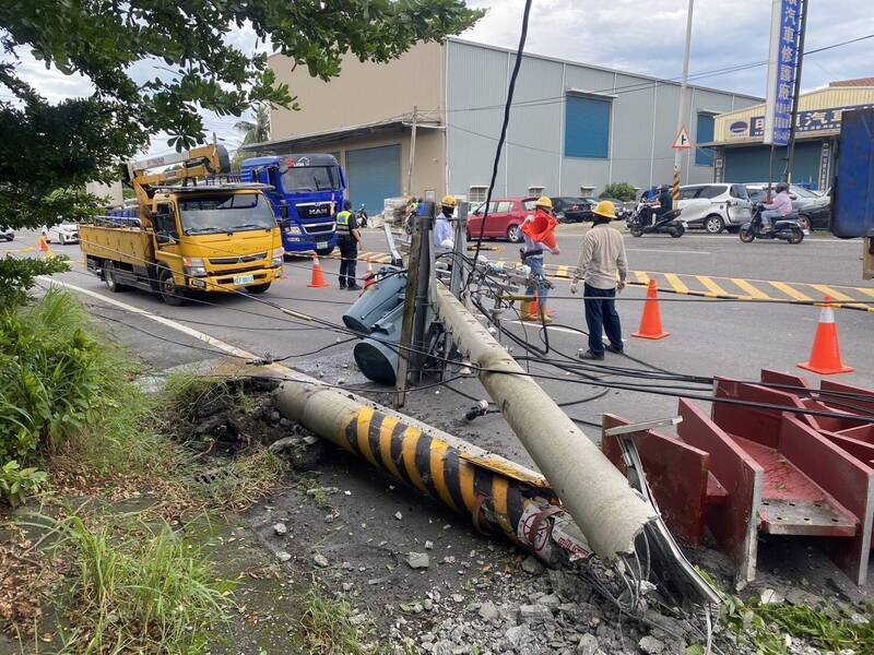 王姓男子所駕駛的營業貨運曳引車未綁好鋼材，掉落路面砸斷電線杆，導致513戶停電。（民眾提供）