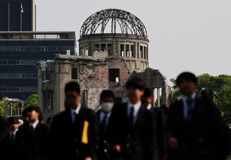 在广岛和平纪念公园内，学生们参观原子弹爆炸圆顶馆。随著东亚安全局势日益紧张，日本社会对核武政策的态度正悄然转变，传统的战后和平主义正面临挑战。（路透资料照）
