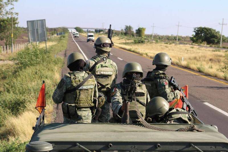 近年来，墨西哥贩毒集团之间的暴力事件激增，图为墨西哥军方镇守高速公路。示意图。（路透资料照）
