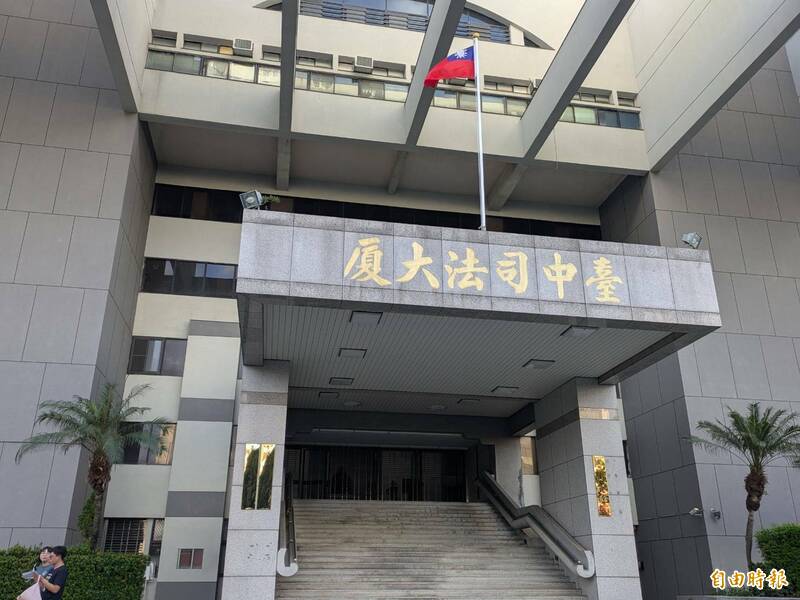 三惡煞只因借火被拒絕,就活活打死街友,台中地檢署依重傷害致死罪起訴,由台中地院地院國民法官審理。(記者張瑞楨攝) 三惡煞只因借火被拒絕,就活活打死街友,台中地檢署依重傷害致死罪起訴,由台中地院地院國民法官審理。(記者張瑞楨攝)