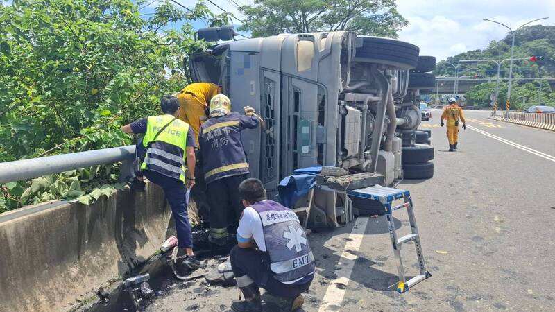 楊姓男子疑車速過快翻車受困車內，警消破壞車體後將他救出。（民眾提供）