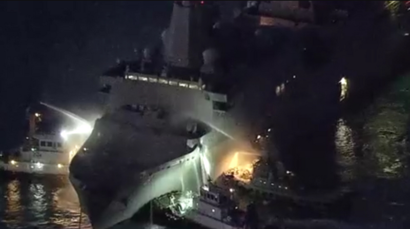 美军两栖运输舰「纽奥良号」今天傍晚突然发生大火。（图翻摄自X平台）