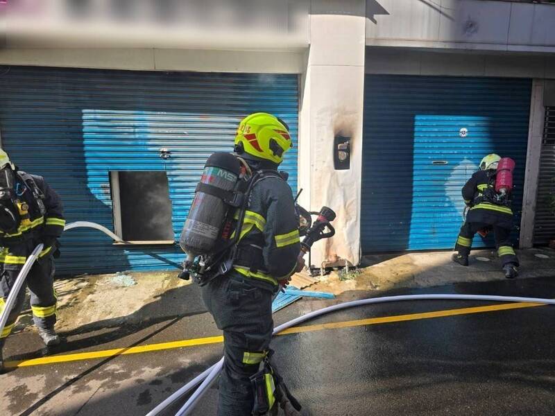 苗栗市南苗商圈店铺于去年8月22日发生火警，消防人员获报到灌救。（记者彭健礼翻摄）