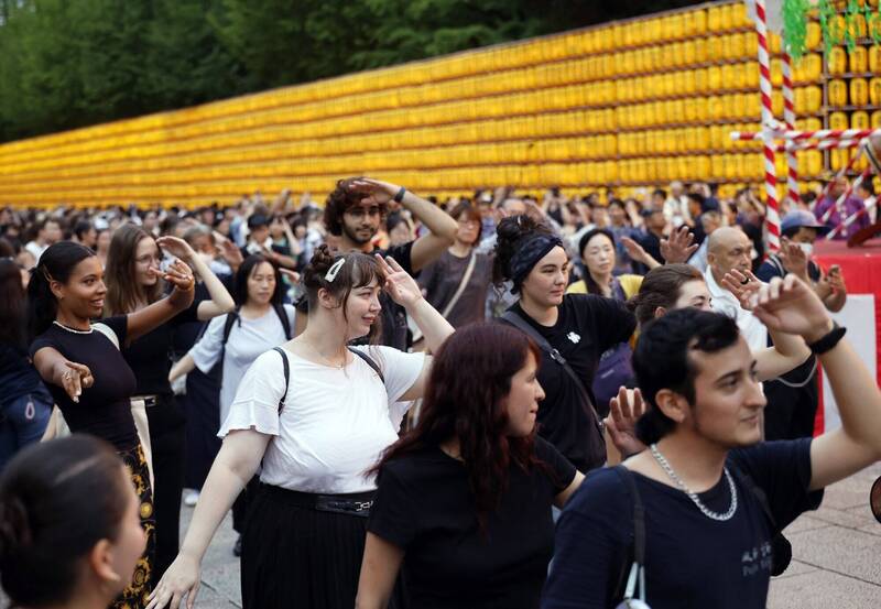 最新統計數字顯示，外國遊客無據「末日預言」，7月訪日外國遊客創同期新高，台灣遊客還創單月新高。（歐新社）