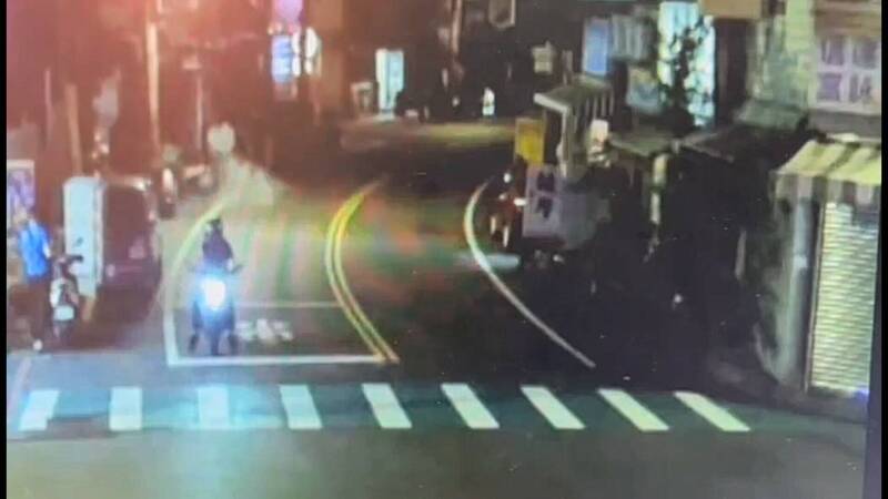 男子疑因与女友吵架，当街引燃爆竹朝邻人大门丢掷，爆炸声响吓坏居民及路人，现场一阵烟雾弥漫。（记者郑淑婷翻摄）