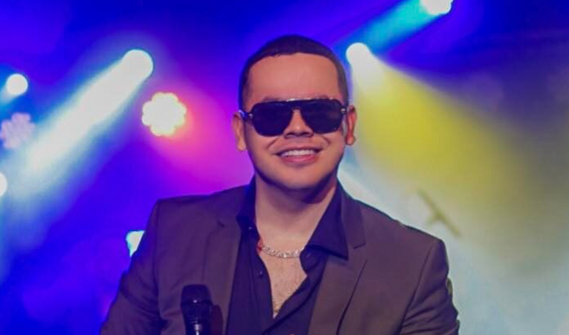 曾歌頌販毒集團的墨西哥音樂家巴拉哈斯在1個停車場被槍殺。（擷自Facebook）