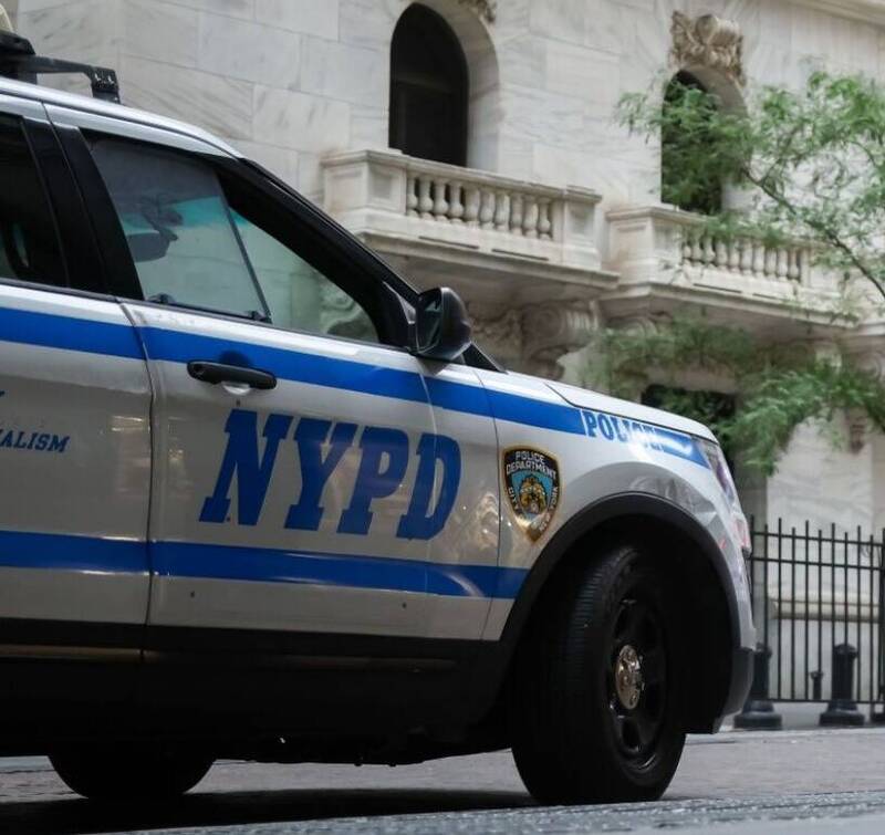 美国纽约布鲁克5岁的男童20日中午左右，从纽约市房屋局（NYCHA）管理的公寓大楼5楼窗户坠落，所幸送医后情况稳定，目前仍在接受治疗。警车示意图。（彭博资料照）