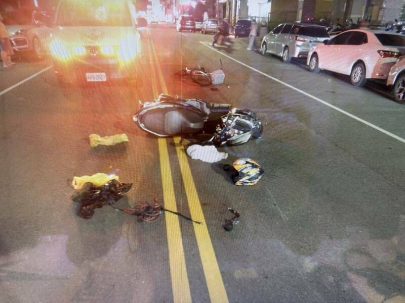 台中地院认为肇事主因是蔡妇逆向,另外,路旁停满汽车,还有厢型车停在快车道(左后方),黄男仅1秒反应时间,判决黄男无罪。(民众提供) 台中地院认为肇事主因是蔡妇逆向,另外,路旁停满汽车,还有厢型车停在快车道(左后方),黄男仅1秒反应时间,判决黄男无罪。(民众提供)