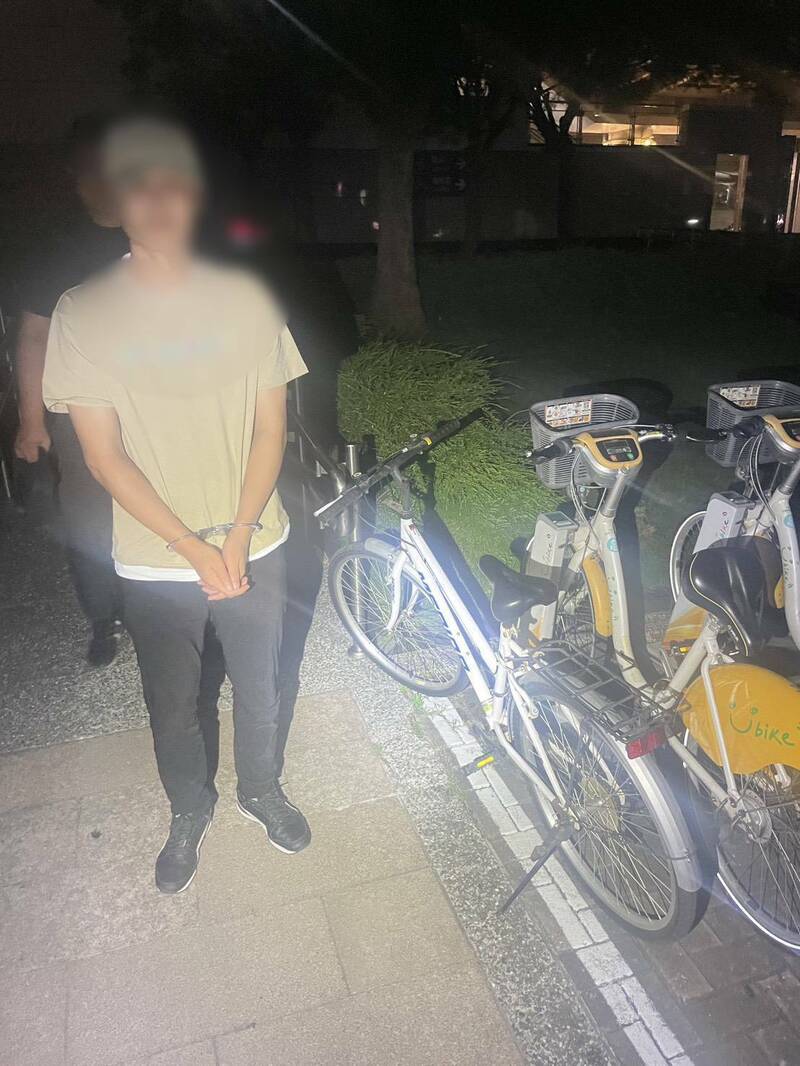 警方逮捕竊嫌。（讀者提供）