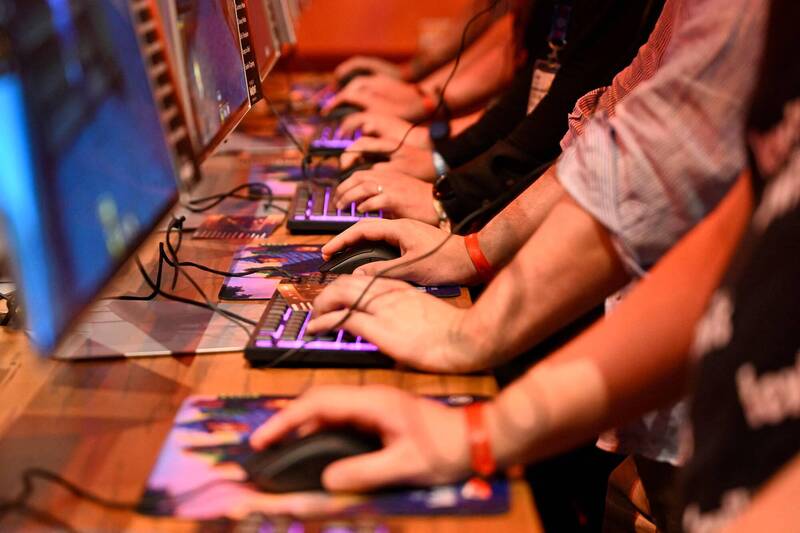 一名32歲芬蘭女子在自宅遭陌生男子闖入刺殺，孰料她恰巧正在玩線上遊戲，而英國網友竟「即時」聽到全程，隨後因為與女子一直無法聯繫轉而寄送電郵報案，當地警方隔日上門查看發現女子陳屍客廳，隨後追查男嫌犯案發逃逸後死亡。示意圖，圖與新聞事件無關。（法新社資料照）