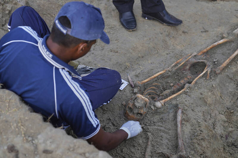 斯里兰卡贾夫纳持续进行的乱葬岗挖掘行动有最新发现。截至目前,已出土141具人类骨骸。(美联社) 斯里兰卡贾夫纳持续进行的乱葬岗挖掘行动有最新发现。截至目前,已出土141具人类骨骸。(美联社)