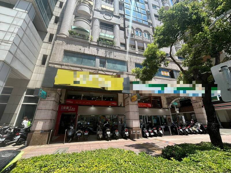 高雄市某家24小時漫畫店，驚傳男子陳屍包廂已明顯死亡。（民眾提供）