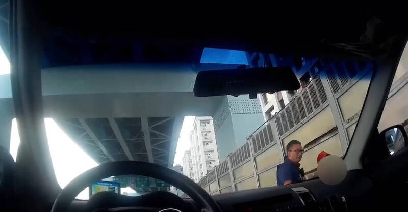 警方发现独自走在快速道路上的阿嬷。（记者郑景议翻摄）