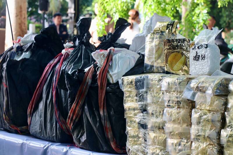 泰國清邁警方18日外出巡邏,在一輛車上搜出28個印有「榴槤」字樣、裝著搜總計700公斤重冰毒的麻袋。(圖擷取自「Xสำนักงาน ป.ป.ส. - ONCB」臉書粉專) 泰國清邁警方18日外出巡邏,在一輛車上搜出28個印有「榴槤」字樣、裝著搜總計700公斤重冰毒的麻袋。(圖擷取自「Xสำนักงาน ป.ป.ส. - ONCB」臉書粉專)