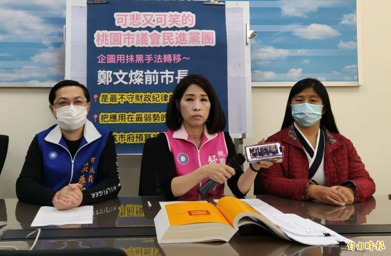 国民党籍桃园市议员舒翠玲（中）诈领助理费案，桃园地院今依「使公务员登载不实」罪，判舒有期徒刑1年、缓刑3年，并须支付公库50万，全案还可上诉。（资料照，记者郑淑婷摄）