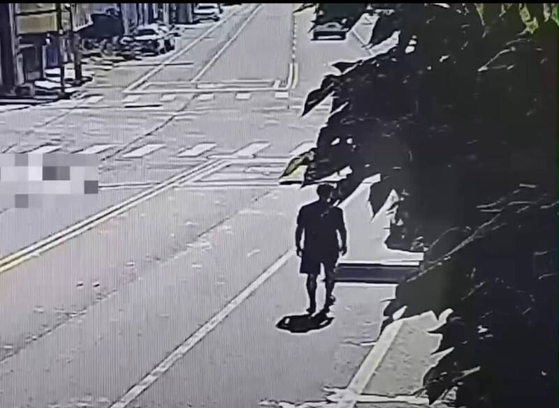 新竹县一名父亲开车载儿子购物遇劫车,所幸男童机警逃生。(警方提供) 新竹县一名父亲开车载儿子购物遇劫车,所幸男童机警逃生。(警方提供)